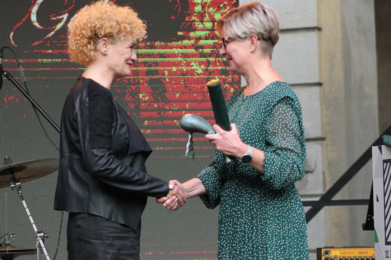 Kató Emőke színésznő veszi át Hegedüs Csillától a díjat •  Fotó: Jakab Mónika