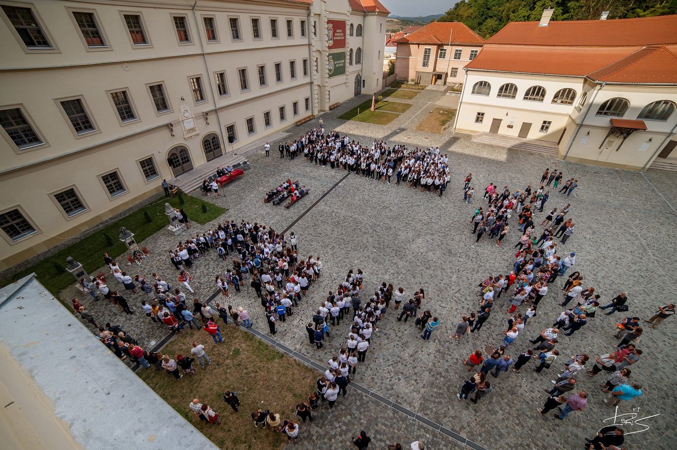 Korabeli visszaemlékezés: „Két nap hamuba dönté a virágzó várost ugy, hogy alig maradt meg 20–30 háza. Leégett a híres református kollégyom, le 25–30 000 darabra menő becses könyvtára, kézirattára” •  Fotó: Szőcs Ildikó/Facebook