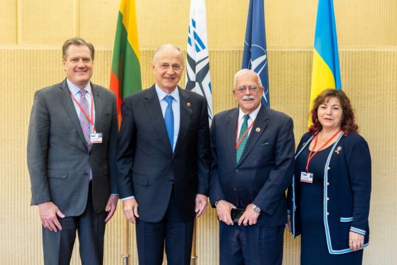 Mircea Geoană NATO főtitkárhelyettes az Egyesült Államok küldöttségével Vilniusban •  Fotó: Twitter/ Mircea Geoană