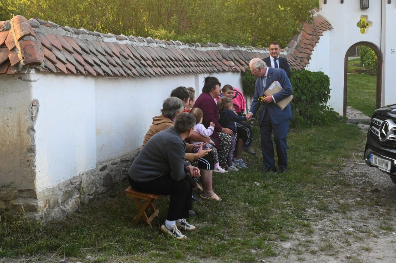 A brit trónörökös üdvözli a rá várakozó helybélieket székelyföldi birtoka előtt Zalánpatakon •  Fotó: MTI/Kátai Edit
