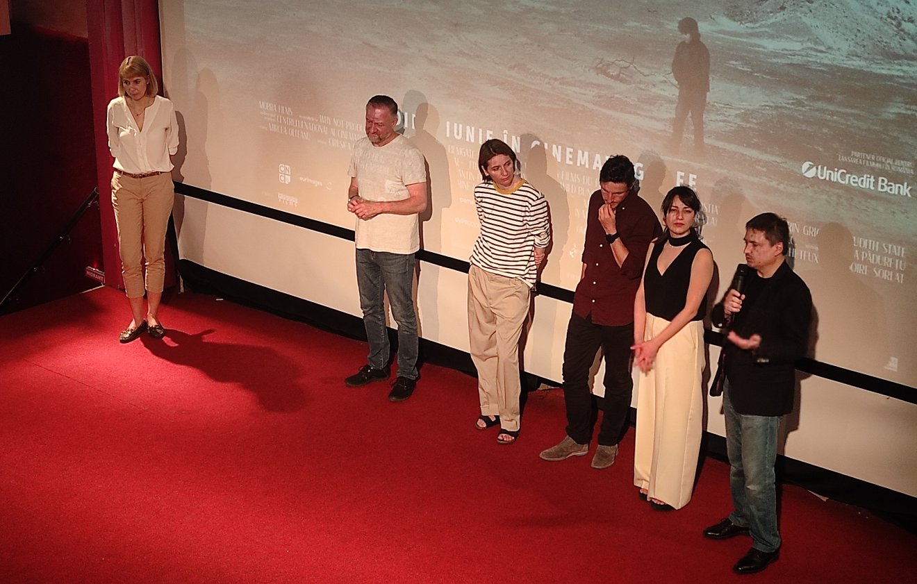 Cristian Mungiu rendező (mikrofonnal) és a stáb több tagja a kincses városi bemutatót követően •  Fotó: Tóth Gödri Iringó