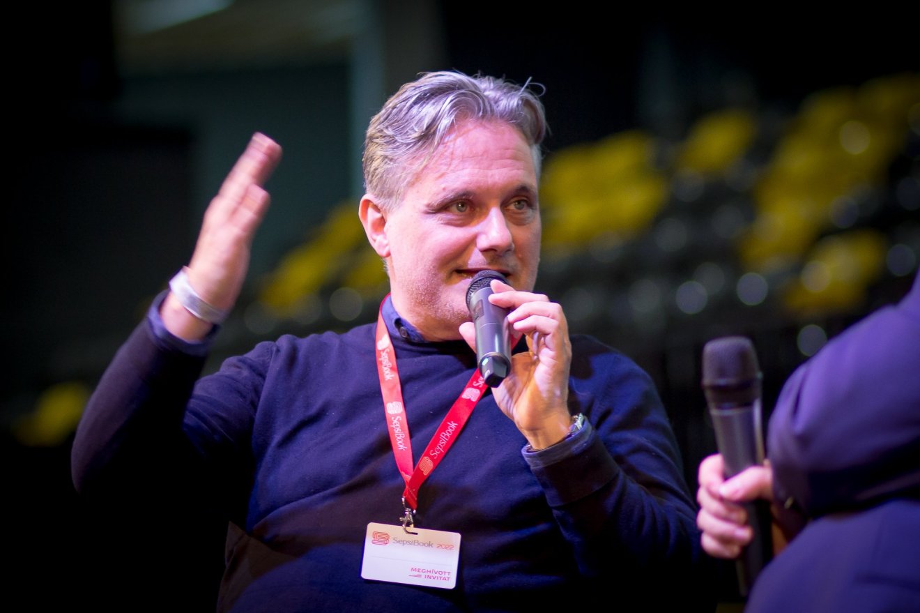 Petőfi magánéleti forradalmáról is beszélt Nyáry Krisztián a vasárnap zárult sepsiszentgyörgyi könyvvásáron •  Fotó: Facebook/SepsiBook