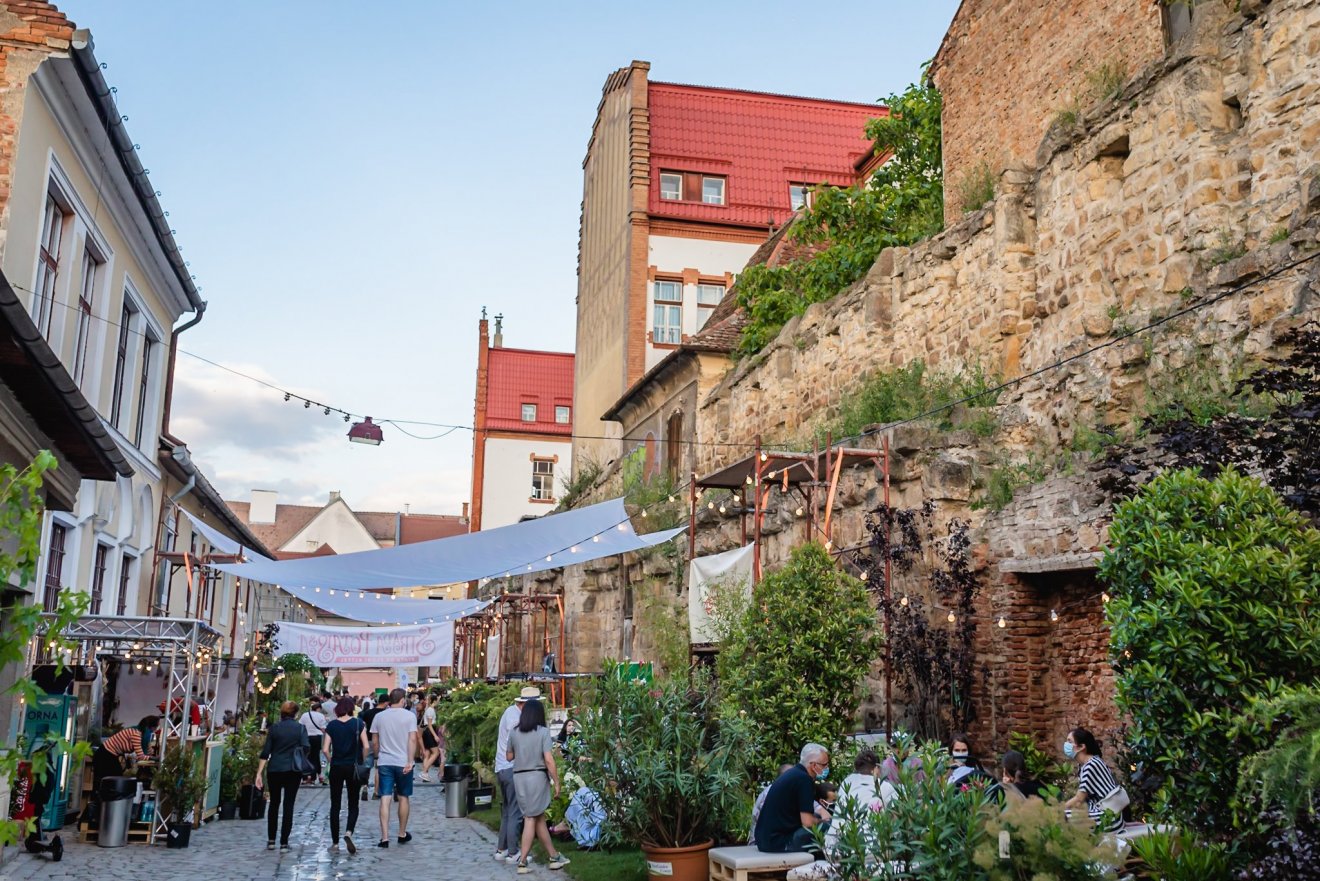 Zöld oázis. Színpompás virágok, díszcserjék várják a virágbarátokat hétvégén a Fogoly utcában • Fotó: Strada Potaissa / Facebook