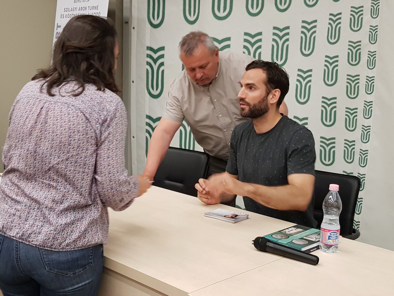 Autogramosztás Mile Lajos kolozsvári főkonzul „felügyelete” alatt •  Fotó: Rostás Szabolcs