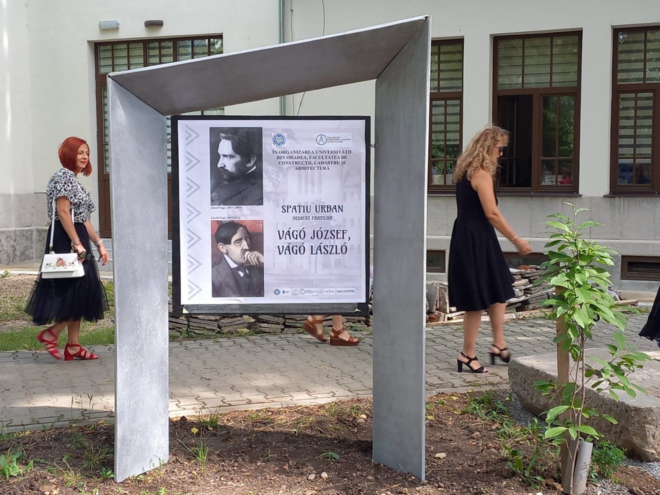 A Vágó fivéreknek szentelt emlékhely a Nagyváradi Egyetem udvarán •  Fotó: Facebook/Universitatea din Oradea