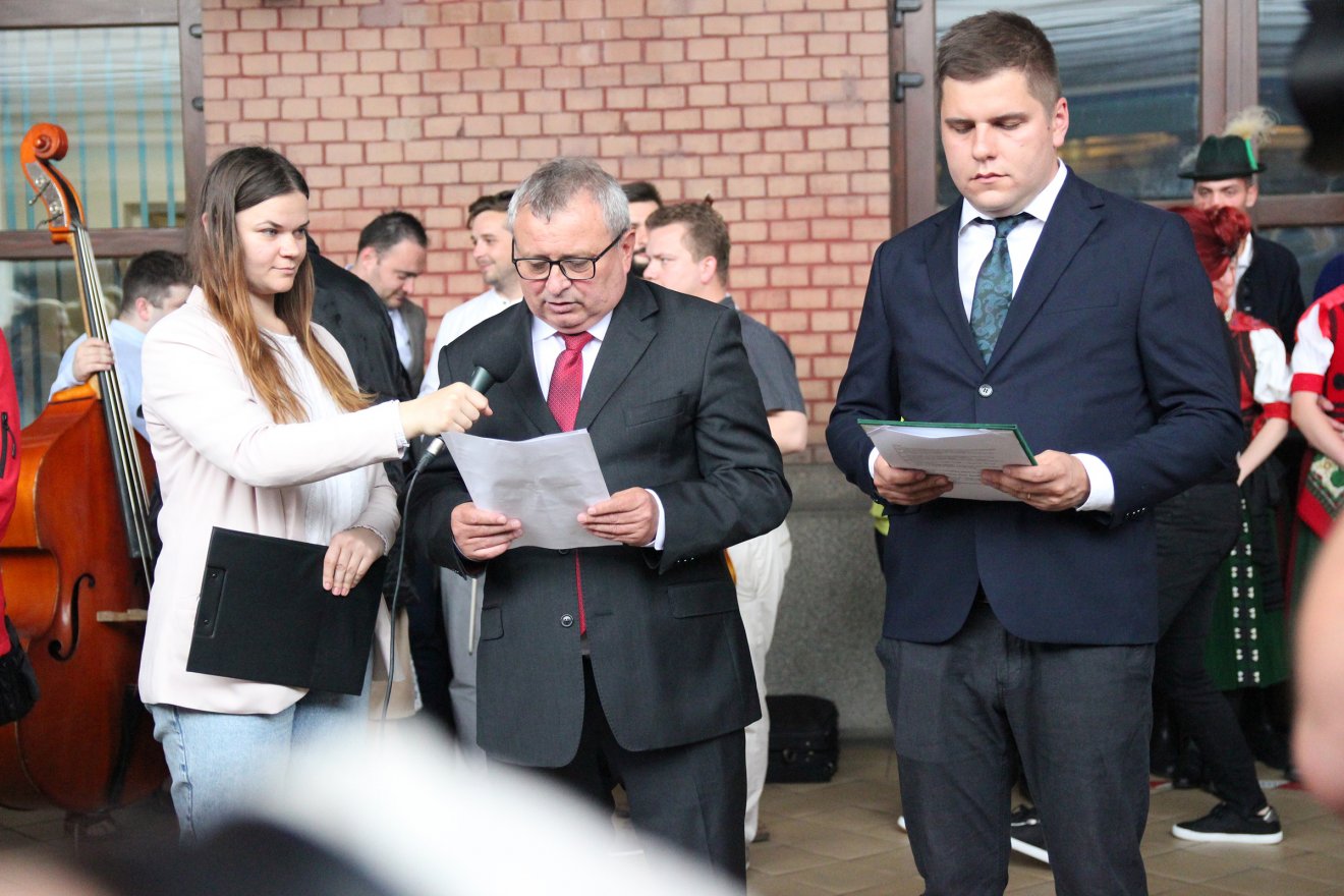 Mile Lajos főkonzul és Balló Tamás, az RMDSZ kolozsvári szervezetének ügyvezető elnöke köszönti a zarándokokat •  Fotó: Jakab Mónika