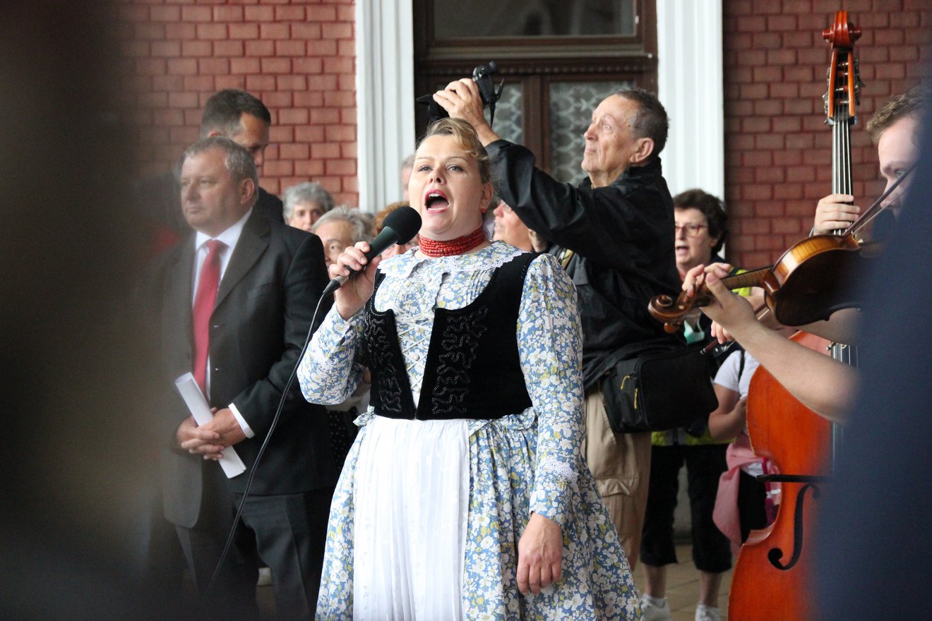 Vigh Ibolya, a kolozsvári Magyar Opera művésze és a Tokos zenekar is szórakoztatta az egybegyűlteket •  Fotó: Jakab Mónika