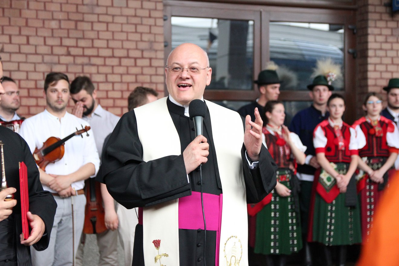 László Attila, a Kolozs-Dobokai egyházmegye főesperese mondott áldást •  Fotó: Jakab Mónika