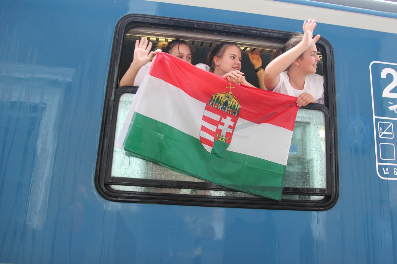 Több mint 300 fiatal utazik a búcsúba a Boldogasszony zarándokvonattal •  Fotó: Jakab Mónika
