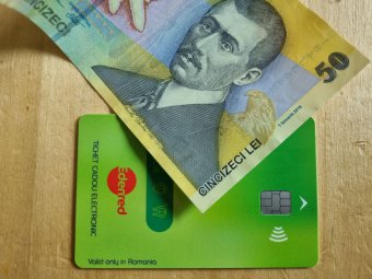 Étkezési támogatás: a munkáltatóra bízzák, hogy kártyára utalja, vagy készpénzben fizeti ki az összeget