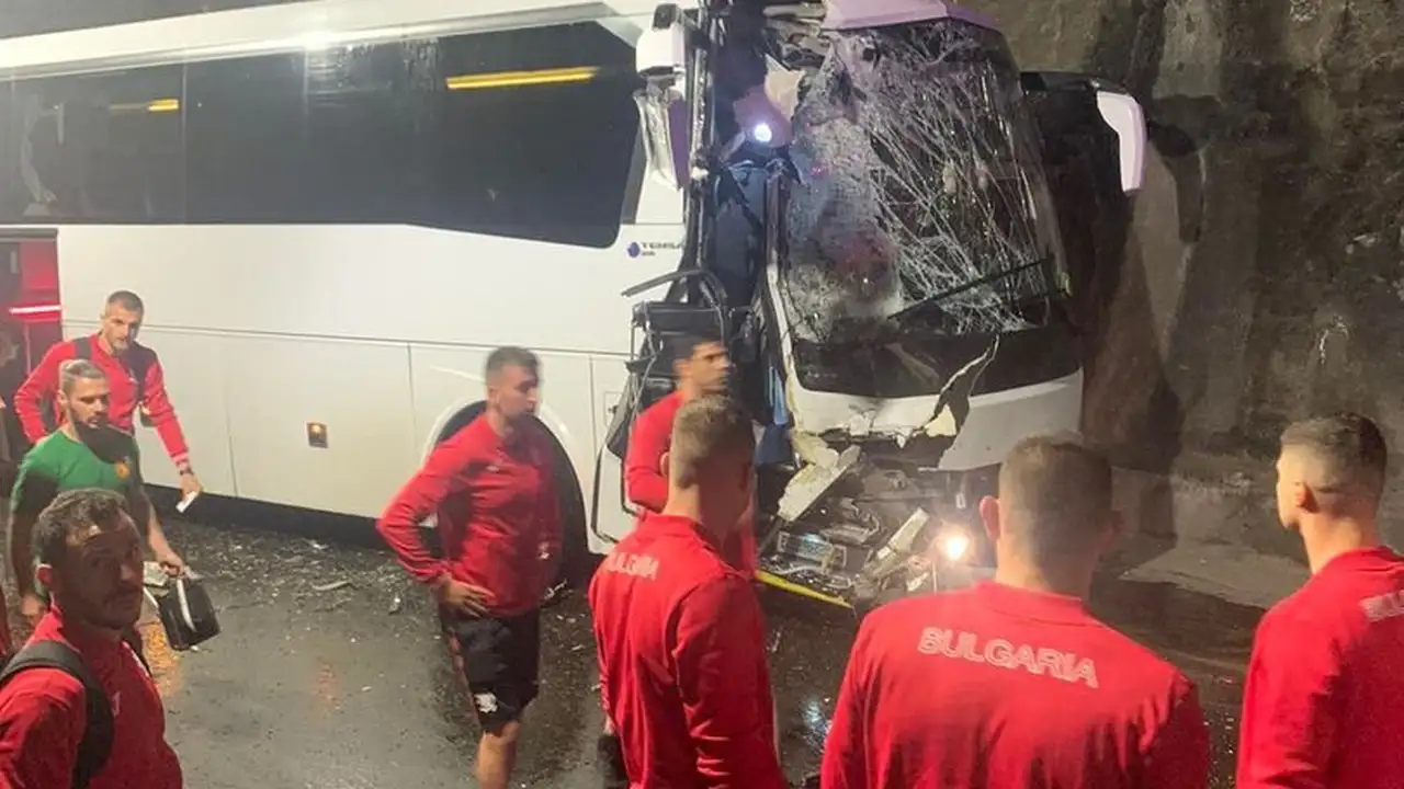 Balesetet szenvedtek a bolgár válogatott futballisták, egyiküket műteni kellett