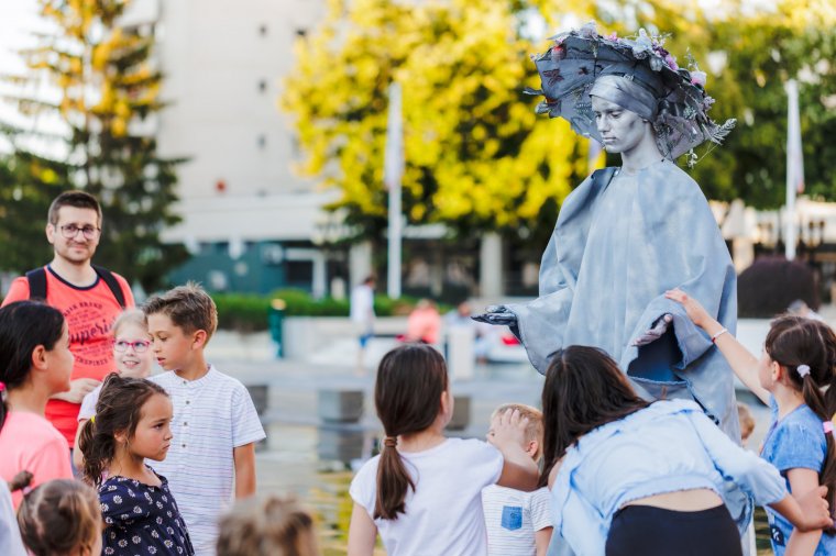 Utcazene-fesztivál Szatmárnémetiben világjáró artistákkal