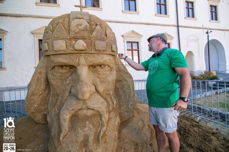 Homokból faragott lovagkirály: Monostori Ferenc alkotása a tél beálltáig látható a váradi várban