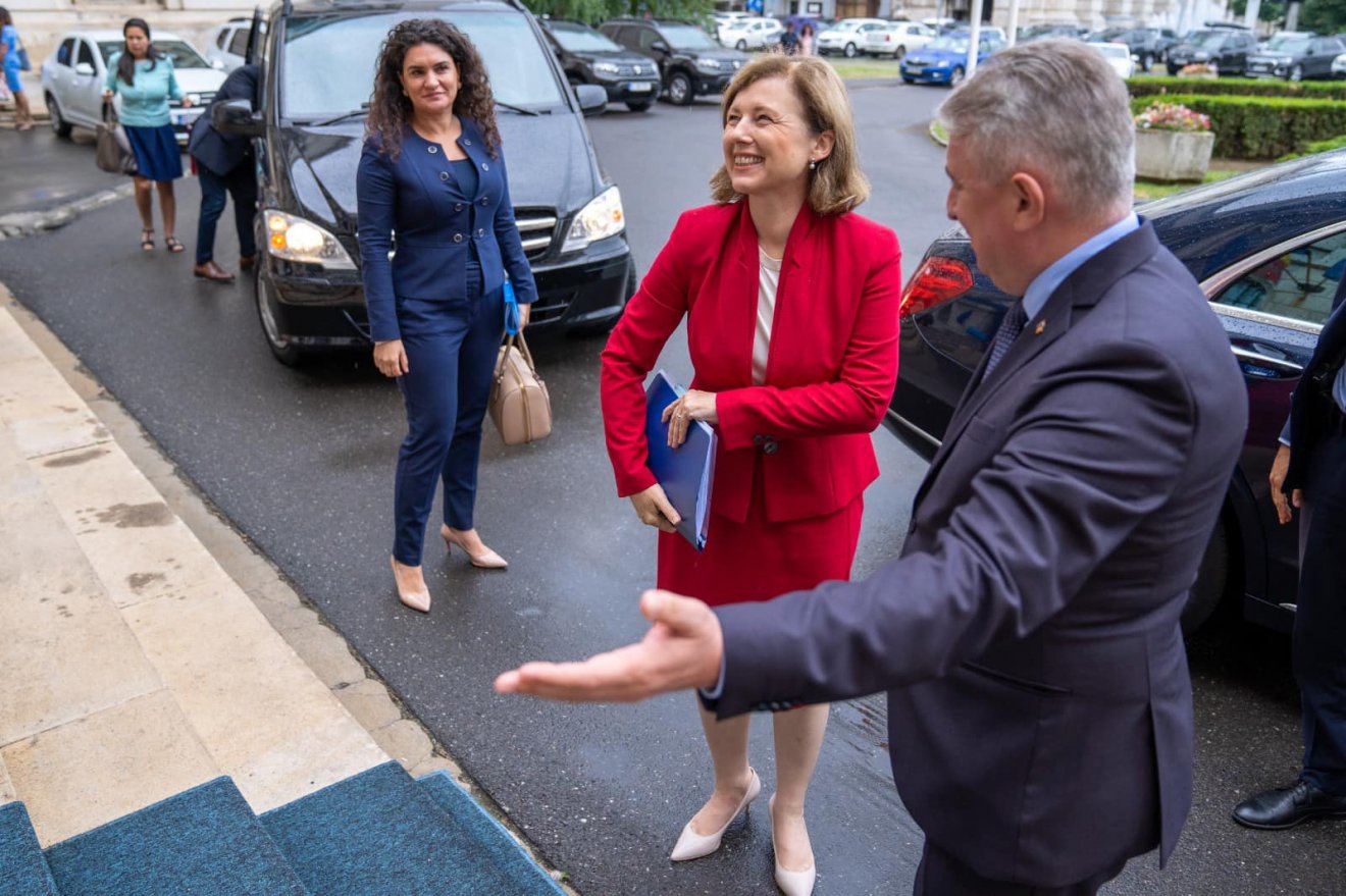 Lucian Bode belügyminiszter kedden fogadta Věra Jourovát, az Európai Bizottság értékekért és átláthatóságért felelős alelnökét •  Fotó: Facebook/lucianbode.ro