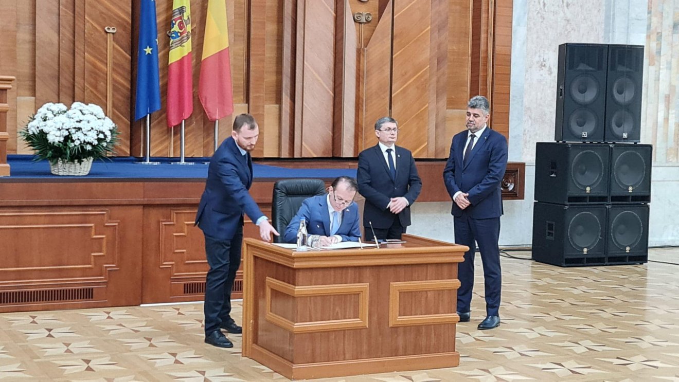 Florin Cîţu (aláír) szerint a Marcel Ciolacu (jobbra) vezette PSD bírálata miatt kell távoznia •  Fotó: Florin Cîţu / Facebook