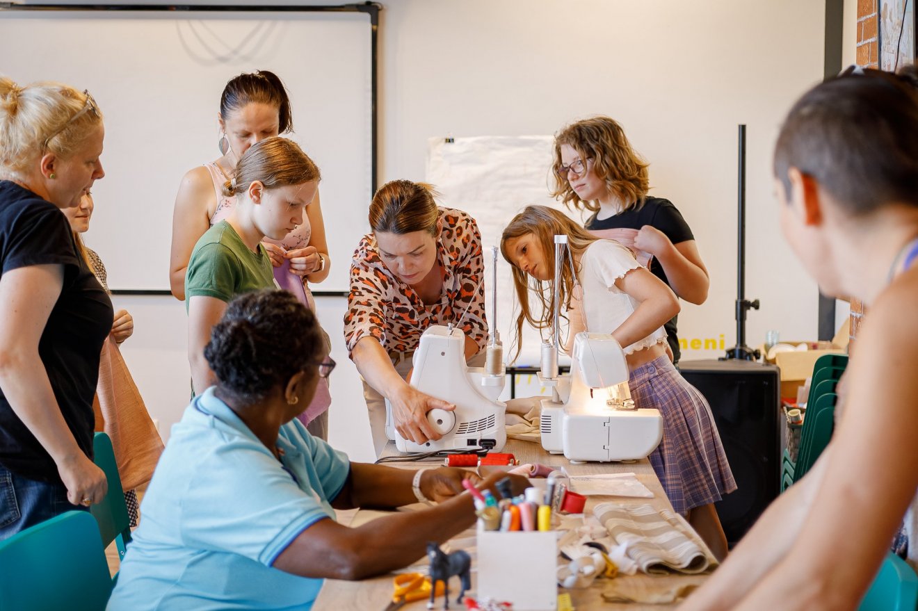 Ukrajnai fiatalok számára szerveznek varróműhelyt a Körös áruházban a nyáron több alkalommal is Nagyváradon •  Fotó: Grund School / Facebook