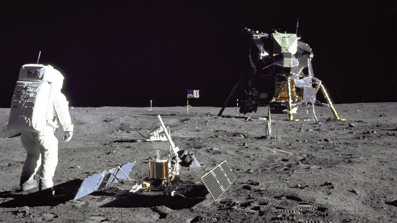 Egyedi felvételek. Az első ember a Holdon a Moonwalk One című filmben •  Fotó: Google Play