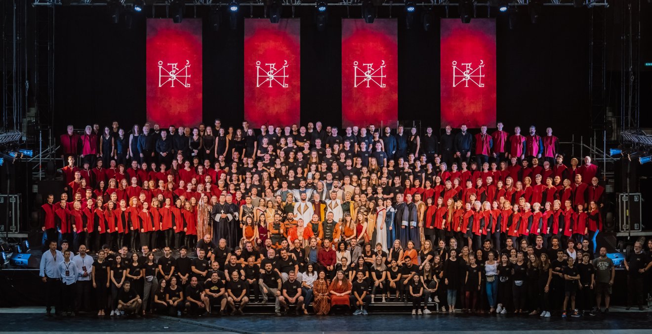 A 405 fős stáb készen áll