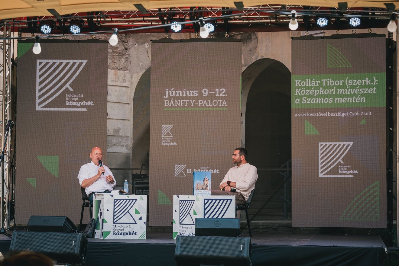 Kollár Tibor szerkesztő és Csók Zsolt régész a kolozsvári könyvbemutatón •  Fotó: Facebook/Kolozsvári Ünnepi Könyvhét