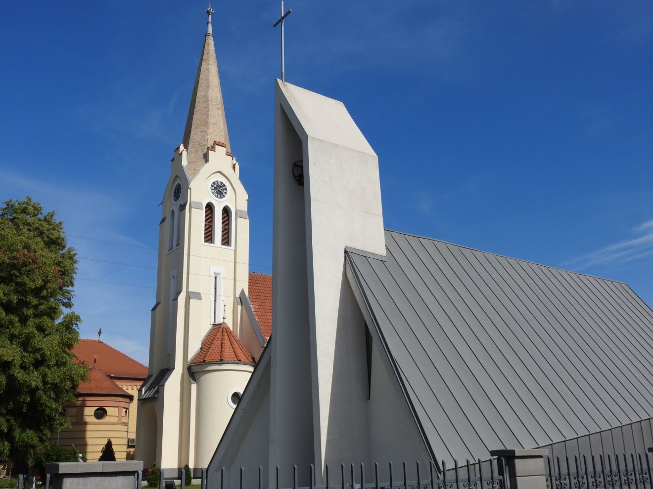 Egymás mellett a református és a római katolikus templom •  Fotó: Makkay József