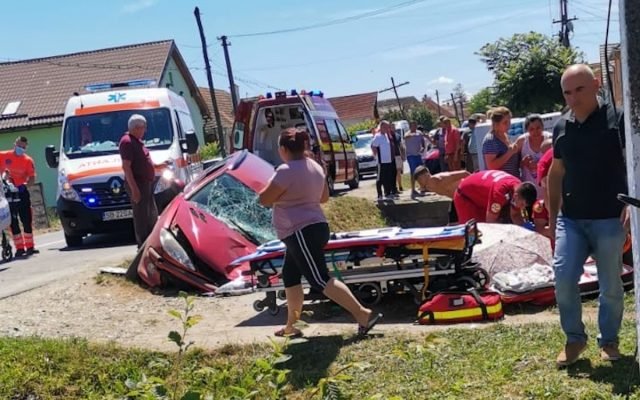 Járókelőkbe rohant egy kisodródott autó Szeben megyében, többen megsérültek