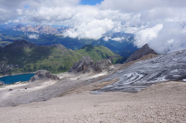 A katasztrófaturisták miatt le kellett zárni a jégcsuszamlás által érintett teljes hegyszakaszt a Dolomitokban