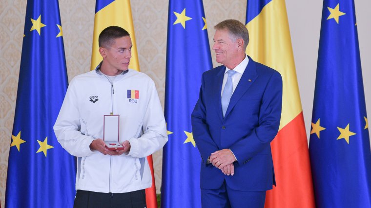 Kitüntette az államfő David Popovici úszóbajnokot és edzőjét