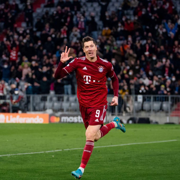 Münchenből Barcelonába: gránátvörös-kékre cseréli a mezét Lewandowski