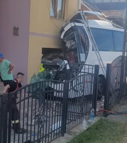 Kerítésnek ütközött egy lengyel turistabusz Máramaros megyében, nyolc személyt kórházba szállítottak