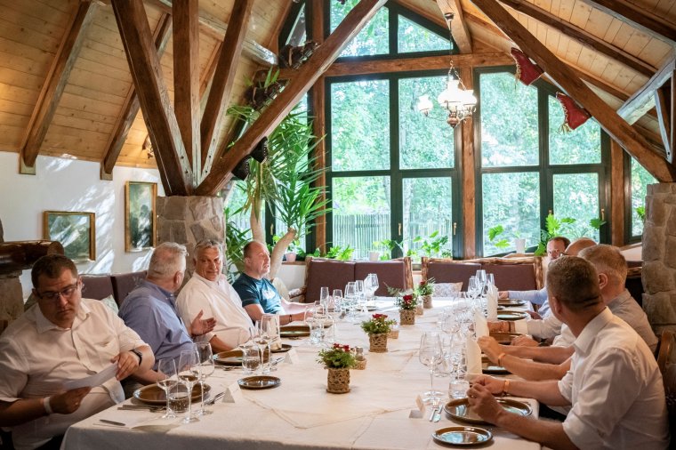 Orbán Viktor idén is megtartotta Tusnádfürdőn a szokásos egyeztetését a Kárpát-medencei magyar szervezetek vezetőivel