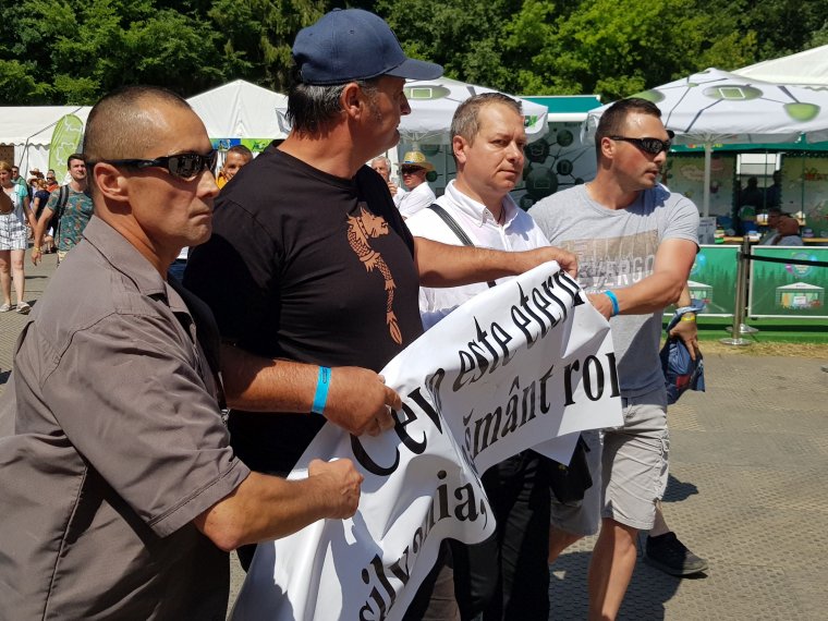 Magyarellenes román nacionalisták zavarták meg Orbán Viktor beszédét a Tusványoson