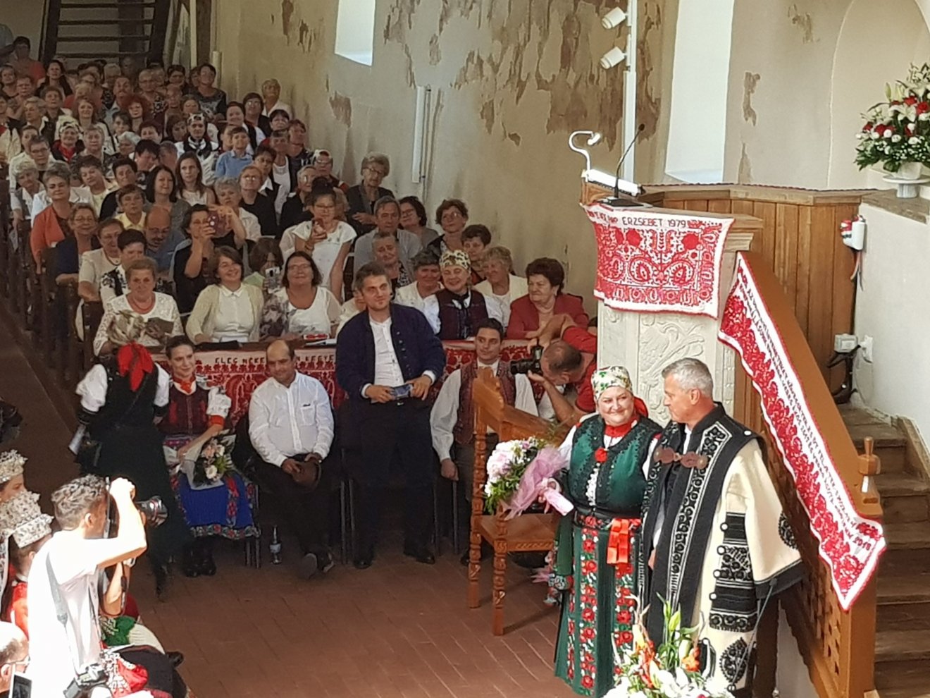 Jakab Mihály bánffyhunyadi lelkipásztor az ajándékba kapott cifra szűrrel, felesége oldalán •  Fotó: Rostás Szabolcs