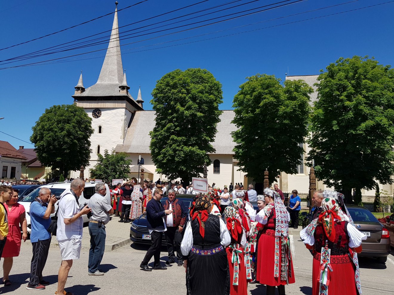 Ünneplő magyarok gyülekeznek a templom előtt •  Fotó: Rostás Szabolcs