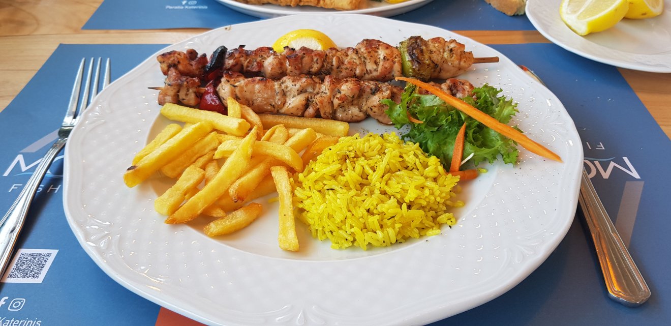 A csirkehúsból készült souvlaki a magyar rablóhúsra hasonlít •  Fotó: Kisréti Zsombor