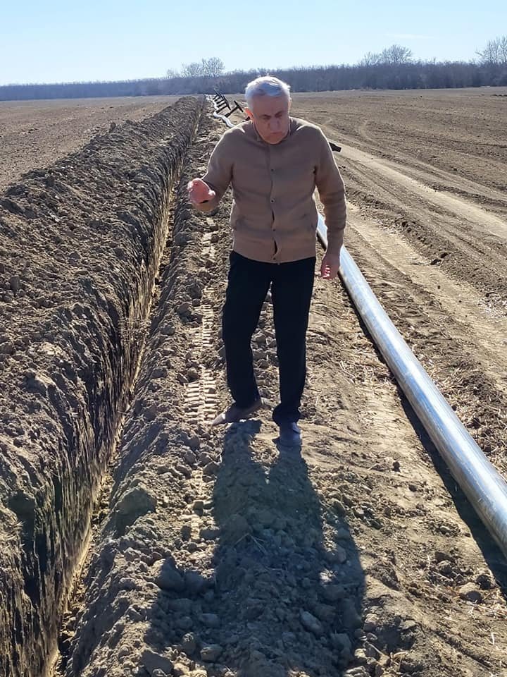 A régi-új agrárminiszter szerint nincsenek gondok az öntőzőrendszerekkel sem •  Fotó: Petre Daea/Facebook