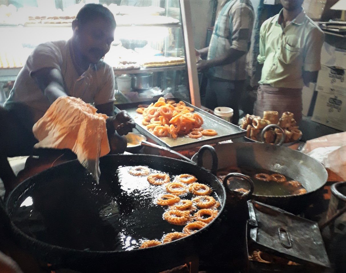 A jalebi nevű, olajban sütött népszerű édességet előszeretettel készítik az utcákon is Indiában • Fotó: Kiss Judit