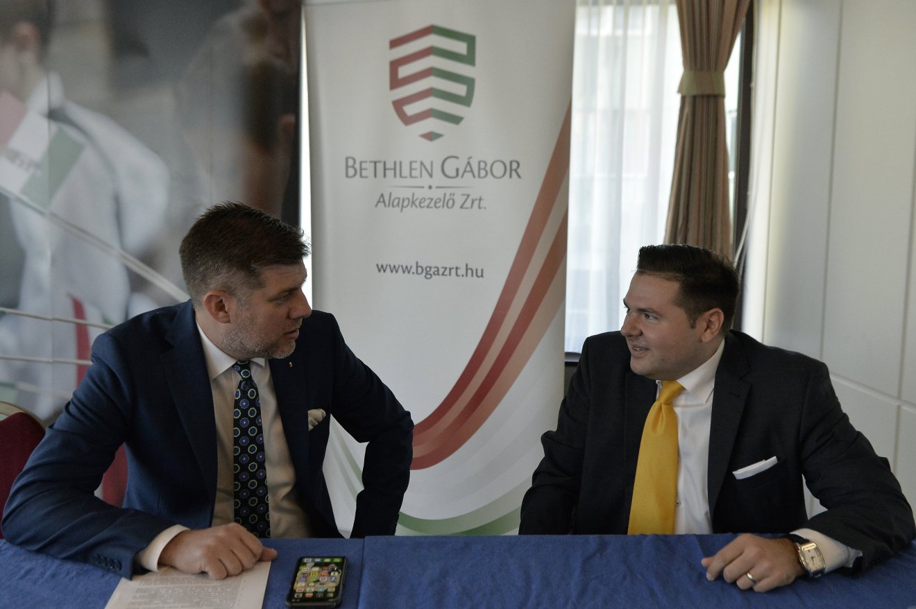 Szilágyi Péter, a Miniszterelnökség nemzetpolitikáért felelős helyettes államtitkára és Klenanc Miklós jogász •  Fotó: MTI/Soós Lajos