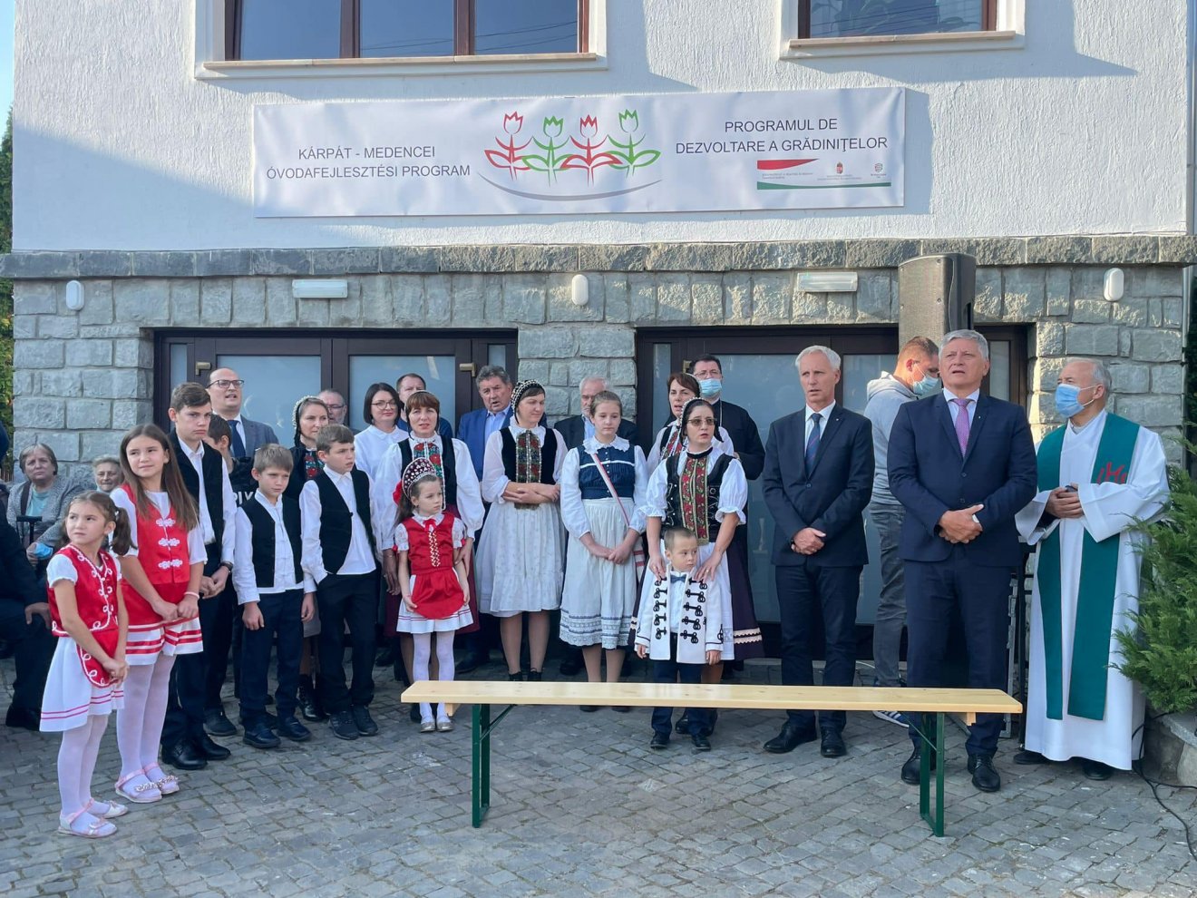 A helyi közösség és a magyar kormány képviselői a tavaly októberi avatóünnepségen •  Fotó: Facebook/RMDSZ Beszterce–Naszód