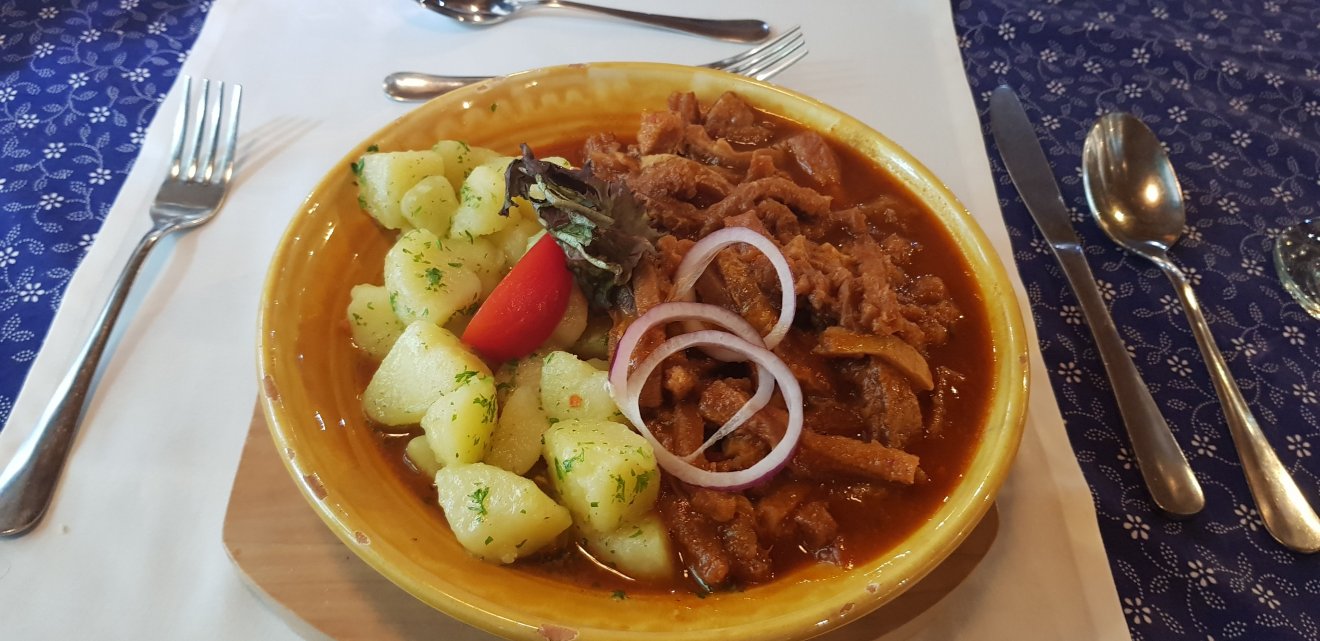 Pacalpörkölt petrezselymes krumplival. Jellegzetesen magyarországi étel •  Fotó: Kisréti Zsombor