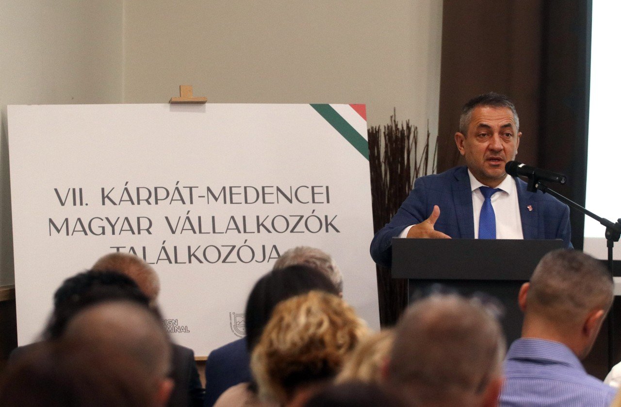 Potápi Árpád János, a Miniszterelnökség nemzetpolitikáért felelős államtitkára köszöntőt mond •  Fotó: MTI/Vajda János
