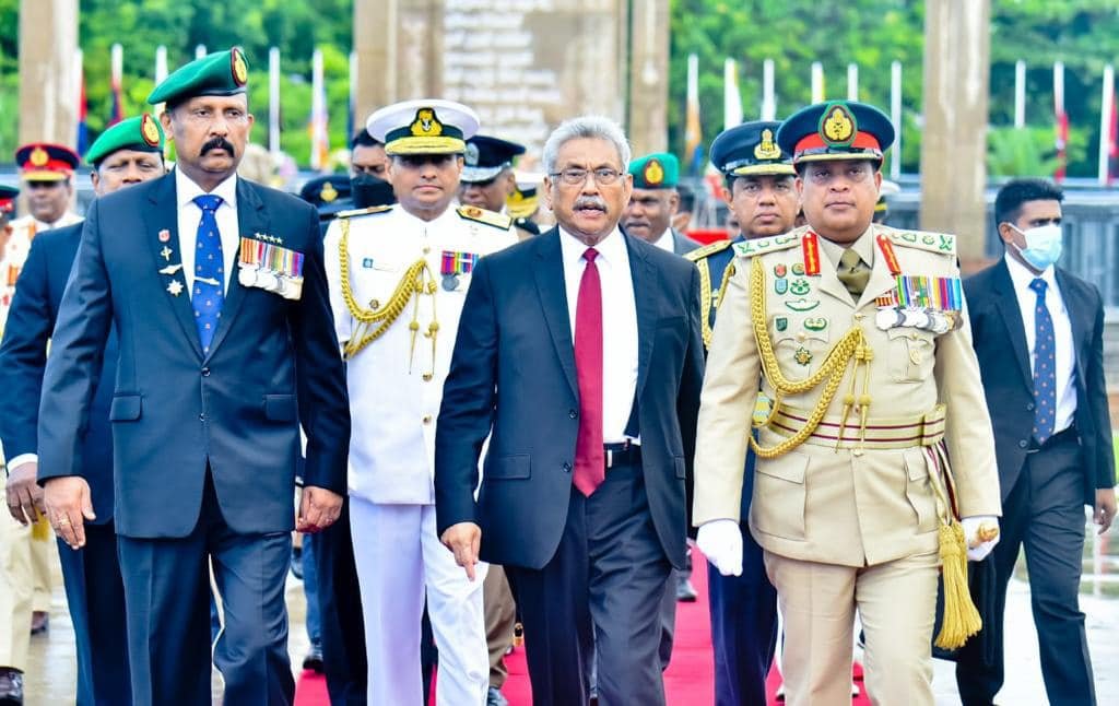 Rajapaksa elnök (középen) a hadsereg közreműködésével hagyta el az országot •  Fotó: Gotabaya Rajapaksa/Facebook