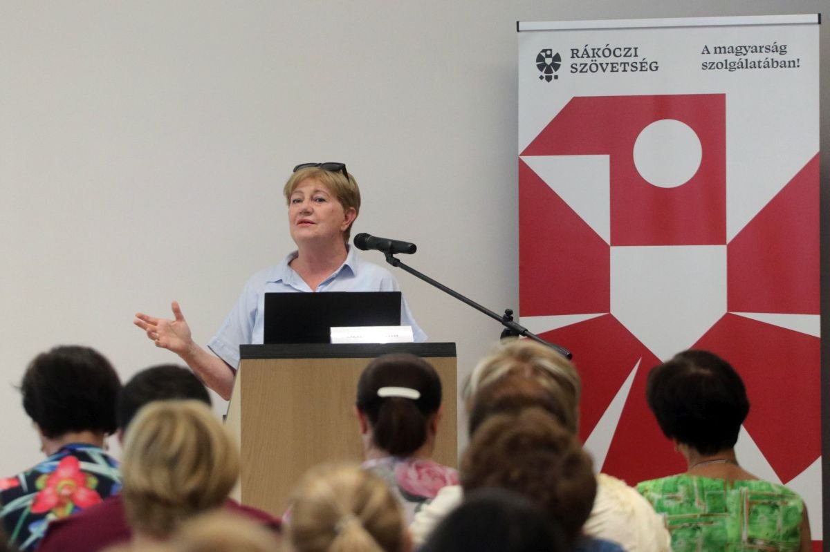 Szili Katalin miniszterelnöki megbízott előadást tart a Rákóczi Szövetség összmagyar tanártáborában •  Fotó: MTI/Vajda János
