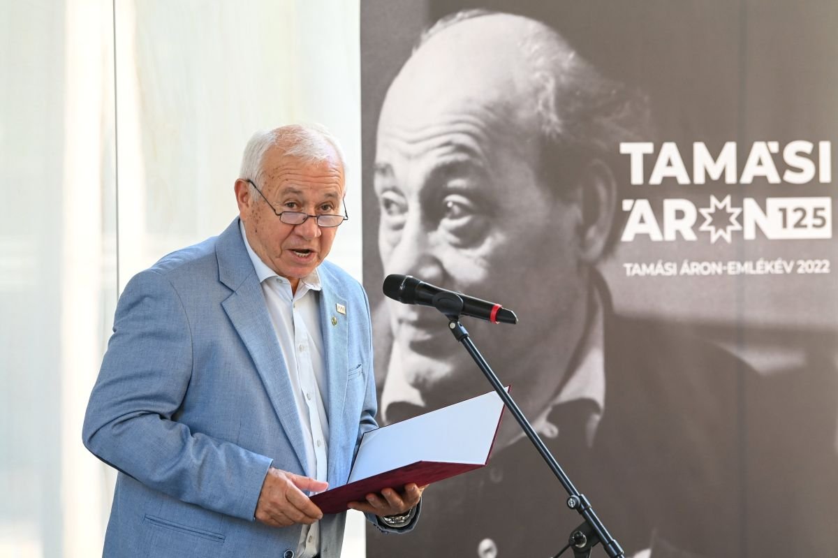 Vári Fábián László író, a Magyar Művészeti Akadémia (MMA) Irodalmi Tagozatának vezetője beszédet mond •  Fotó: MTI/Illyés Tibor