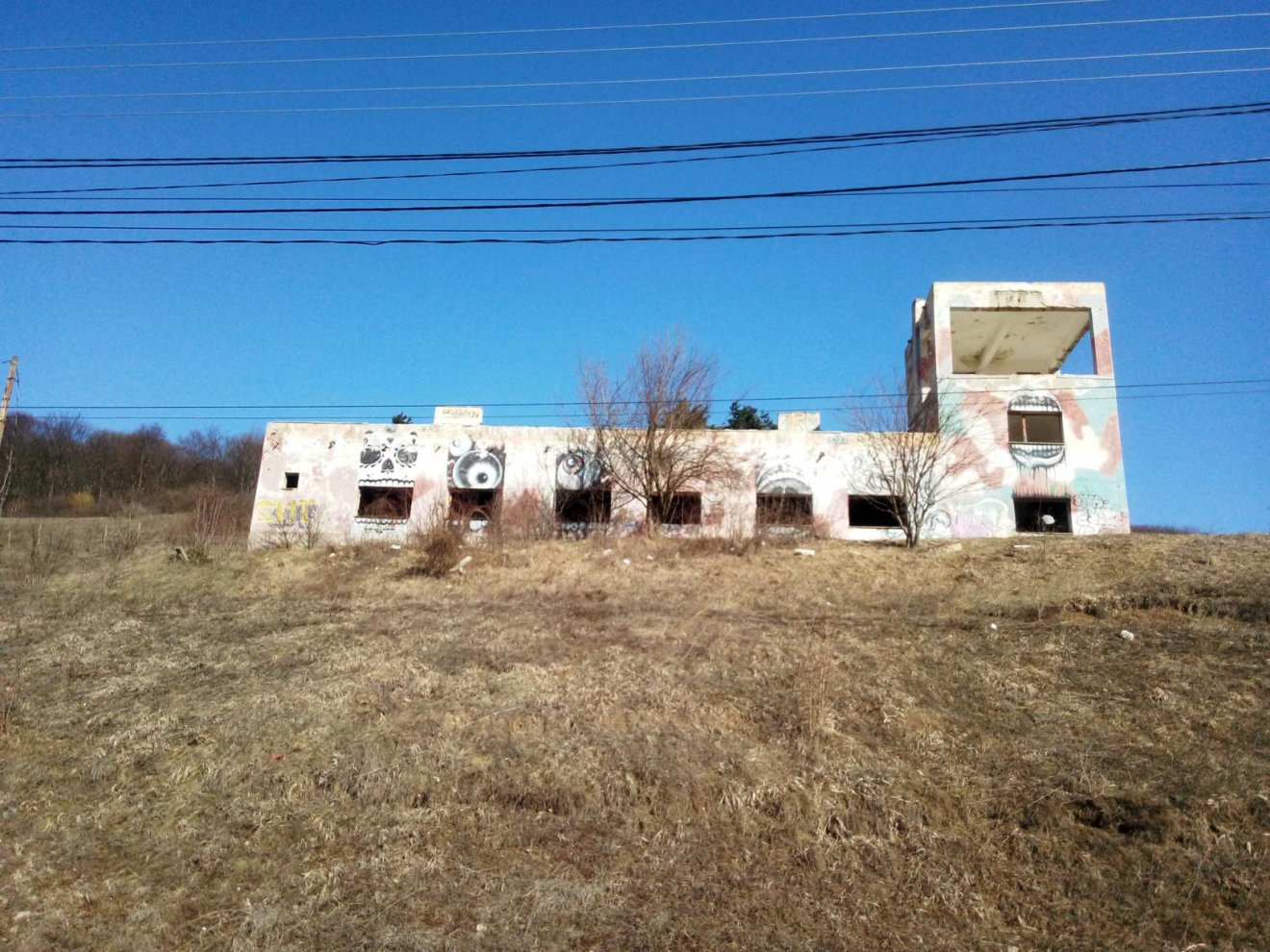 Felfedezhető. Pazar kilátást nyújt a kolozsvári Bükk-erdő alatt található elhagyatott épület • Fotó: Szökőcs Zsófia