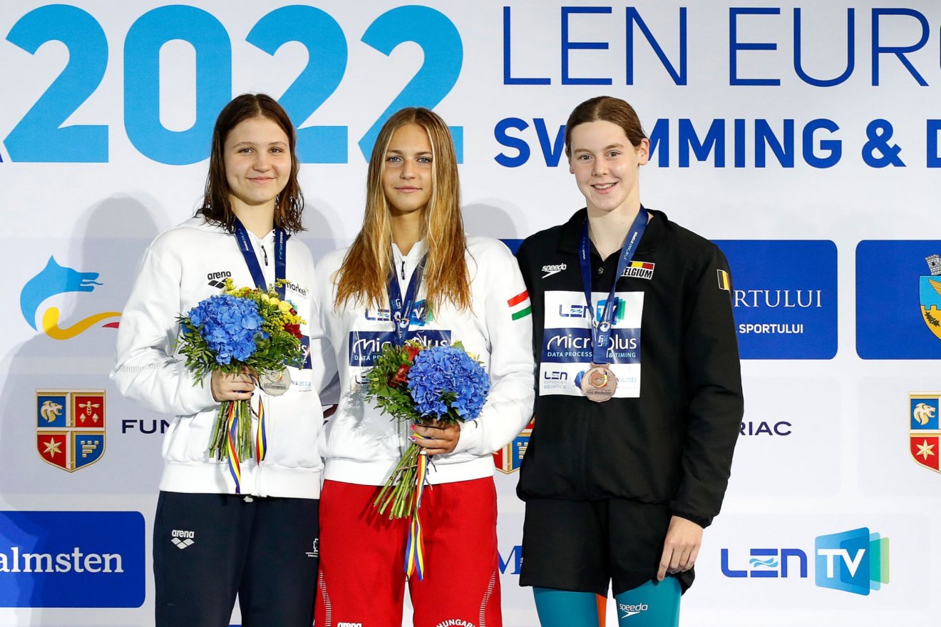 Magyar 1-2. Női 100 gyorson Pádár Nikolett (középen) simán győzött, Molnár Dóra (balra) második lett a junior úszó Eb-n. Mindketten négy-négy aranyérmet szereztek a tornán •  Fotó: Magyar Úszó Szövetség