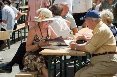 A 65–70 éve érettségizett vén diákok is visszatérnek egykori alma materükbe Szatmáron • Fotó: Szatmárnémeti Véndiákszövetség