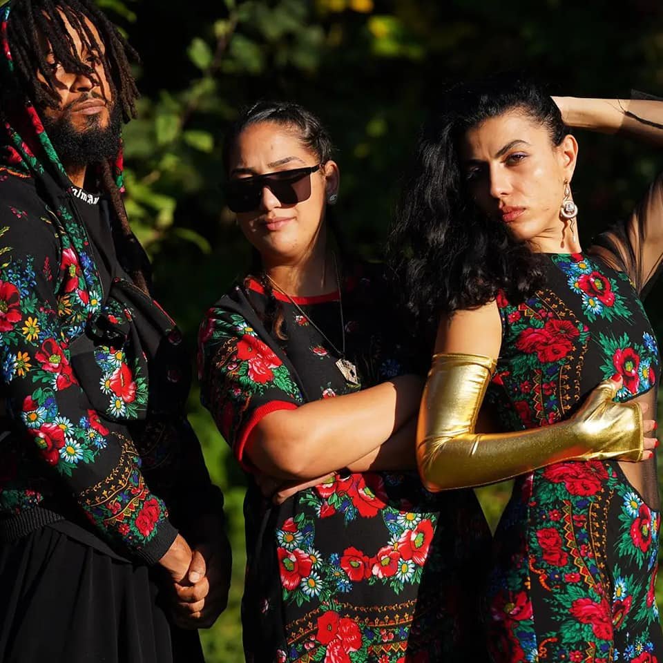 Zita Moldovan bukaresti tervező, a cigány kultúrából inspirálódó ruhakollekcióját is bemutatják helyi asszonyok a pataréti fesztiválon • Fotó: Loly by Zita Moldovan/Facebook