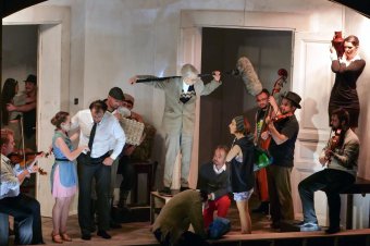 Szatmárnémetiben vendégszerepel a kolozsvári színház az Ifjú barbárokkal