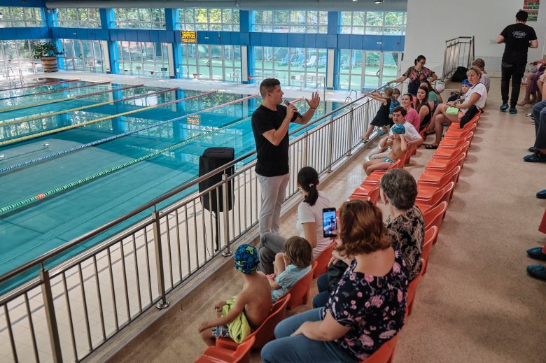 Gyurta Dániel Kolozsváron. Az olimpiai bajnok úszó hamar a gyerekek kedvence lett •  Fotó: Magyarország Kolozsvári Főkonzulátusa