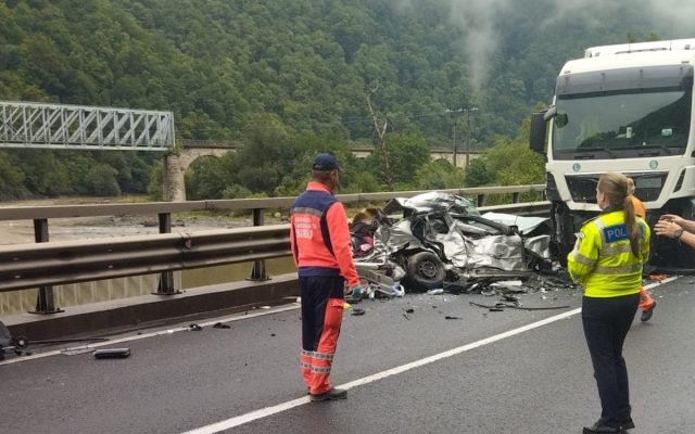 Háromtagú család vesztette életét súlyos autóbalesetben az Olt völgyében